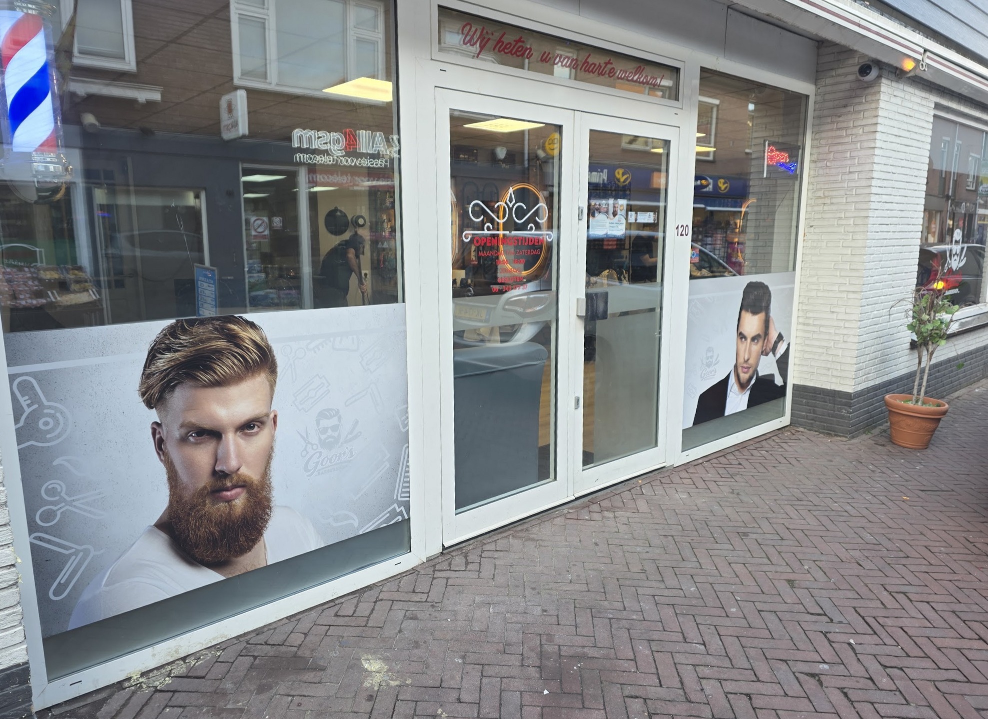 De winkelpui van Goor’s Barbershop aan de Grotestraat, met de barberpaal naast de deur